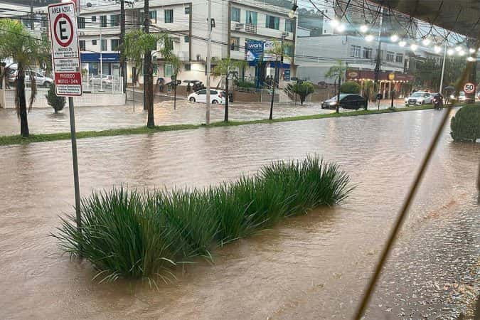 Santa Catarina tem alerta vermelho para chuvas intensas