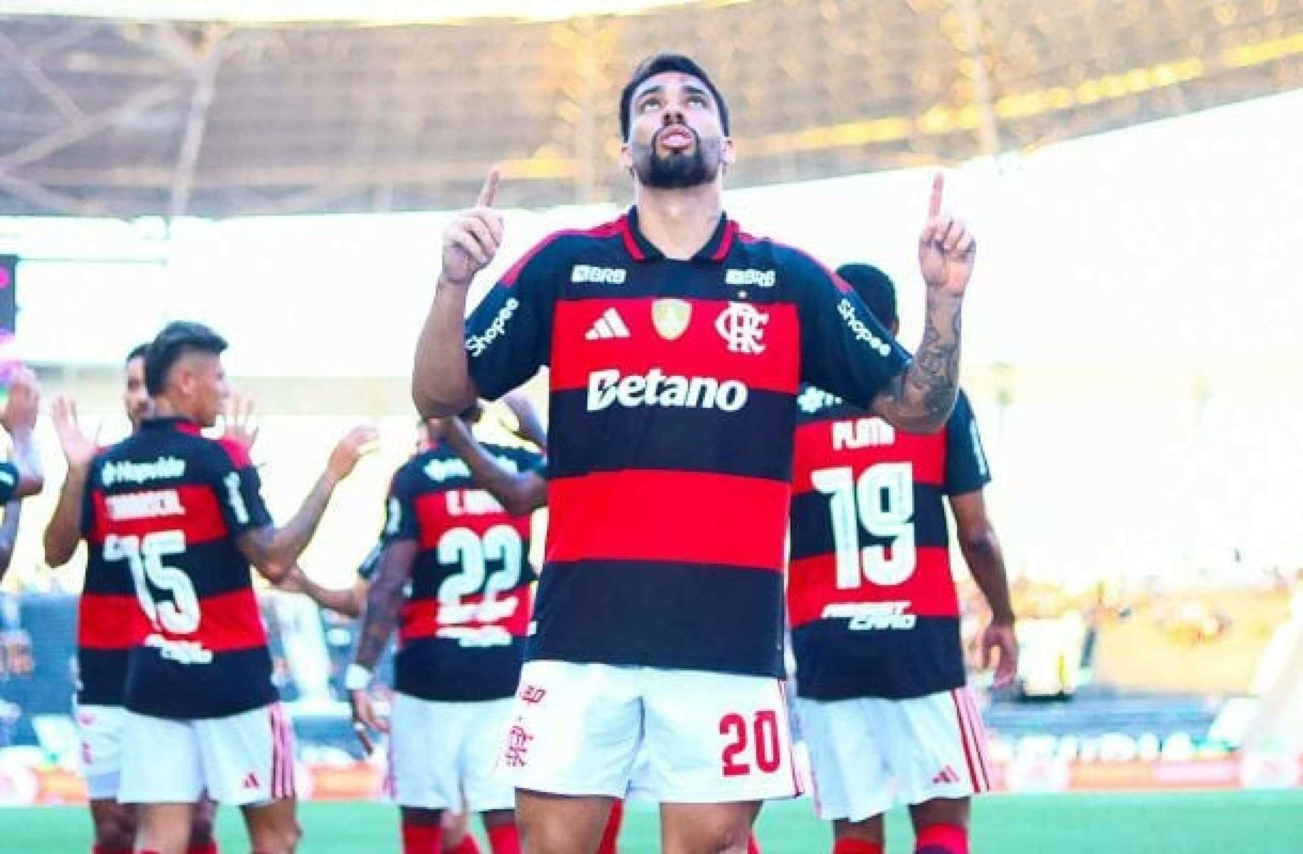 Com gol de Paquetá, Flamengo vence o Botafogo por 2 x 1 e segue vivo pelo tri