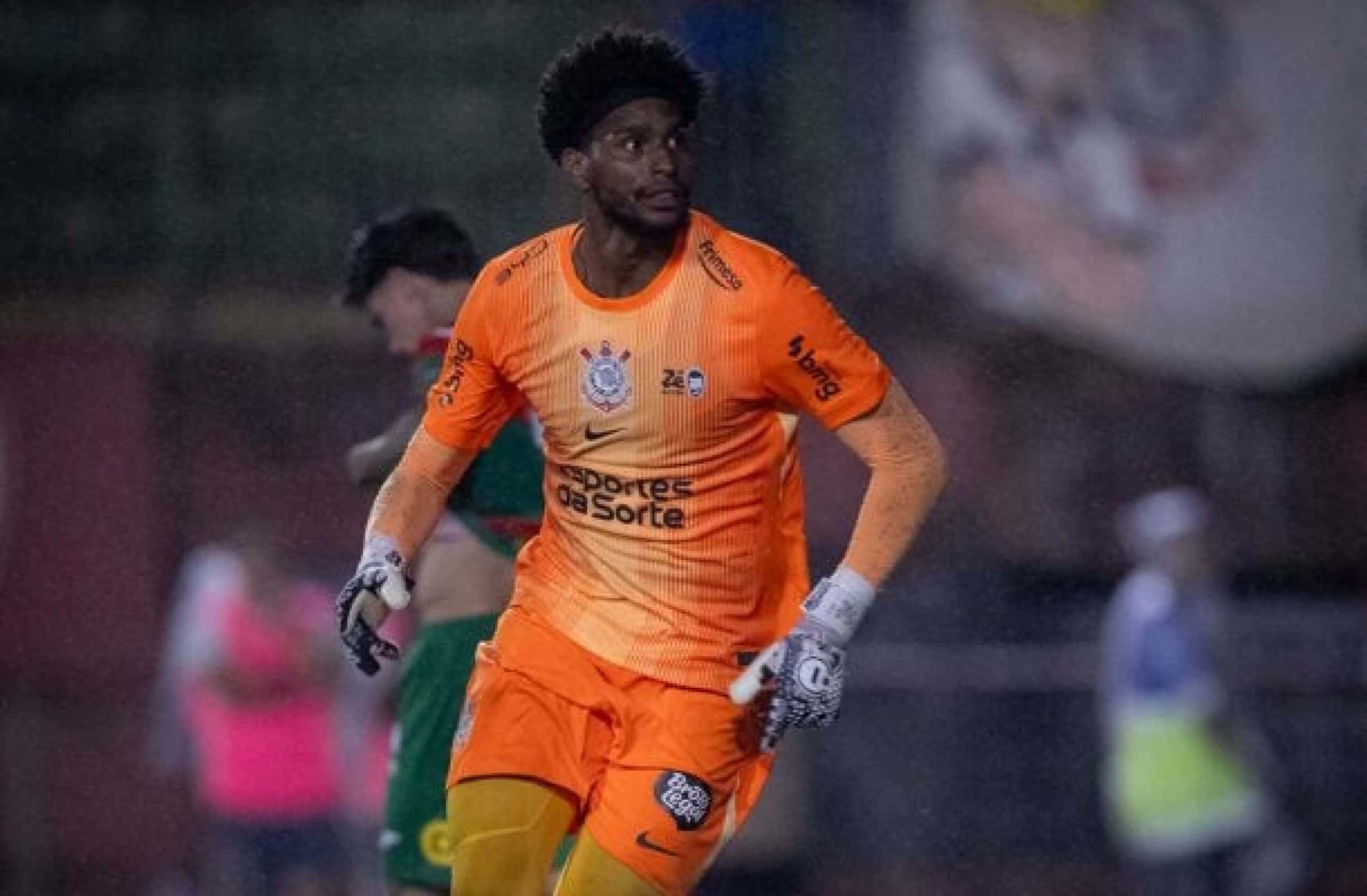 Hugo Souza sofre ofensas racistas após decidir classificação do Corinthians