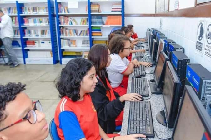 Escolas da rede pública do DF atingem 100% de acesso à internet