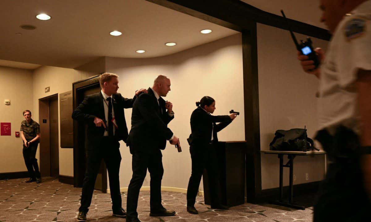 Suspeito de atirar contra cerimônia de gala com a presença de Trump comparece à Justiça