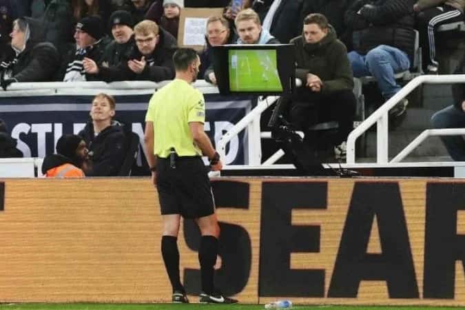 Clubes da Championship rejeitam versão simplificada do VAR
