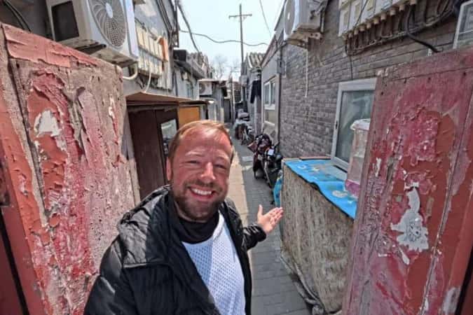 Brasileiro mostra como é morar em favela chinesa pagando R$ 30 de aluguel: ‘Minha viagem nunca acabou’