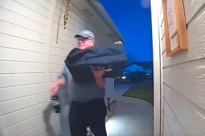 Entregador faz boa ação, viraliza e acaba ganhando R$ 222 mil