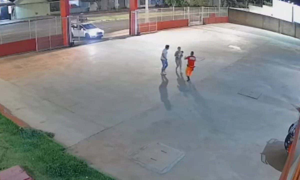 Pais entram em batalhão e bombeiro salva bebê engasgada; veja vídeo