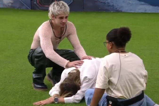 Ana Paula Renault é informada da morte do pai e chora após o paredão