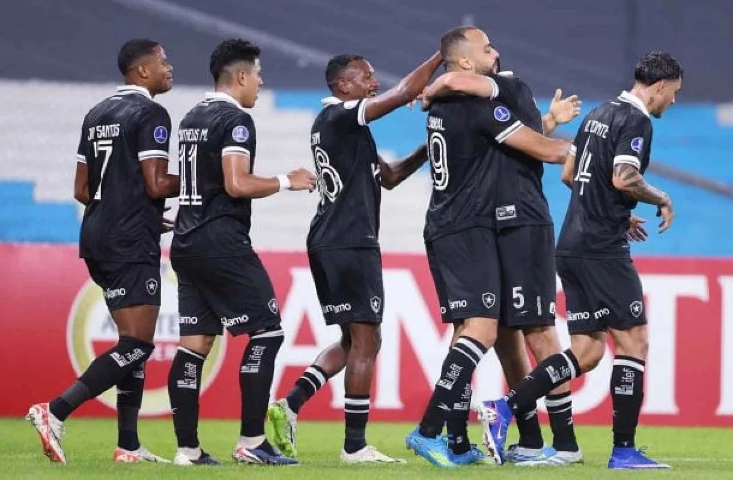 Botafogo marca nos acréscimos e vence o Racing pela Sul-Americana