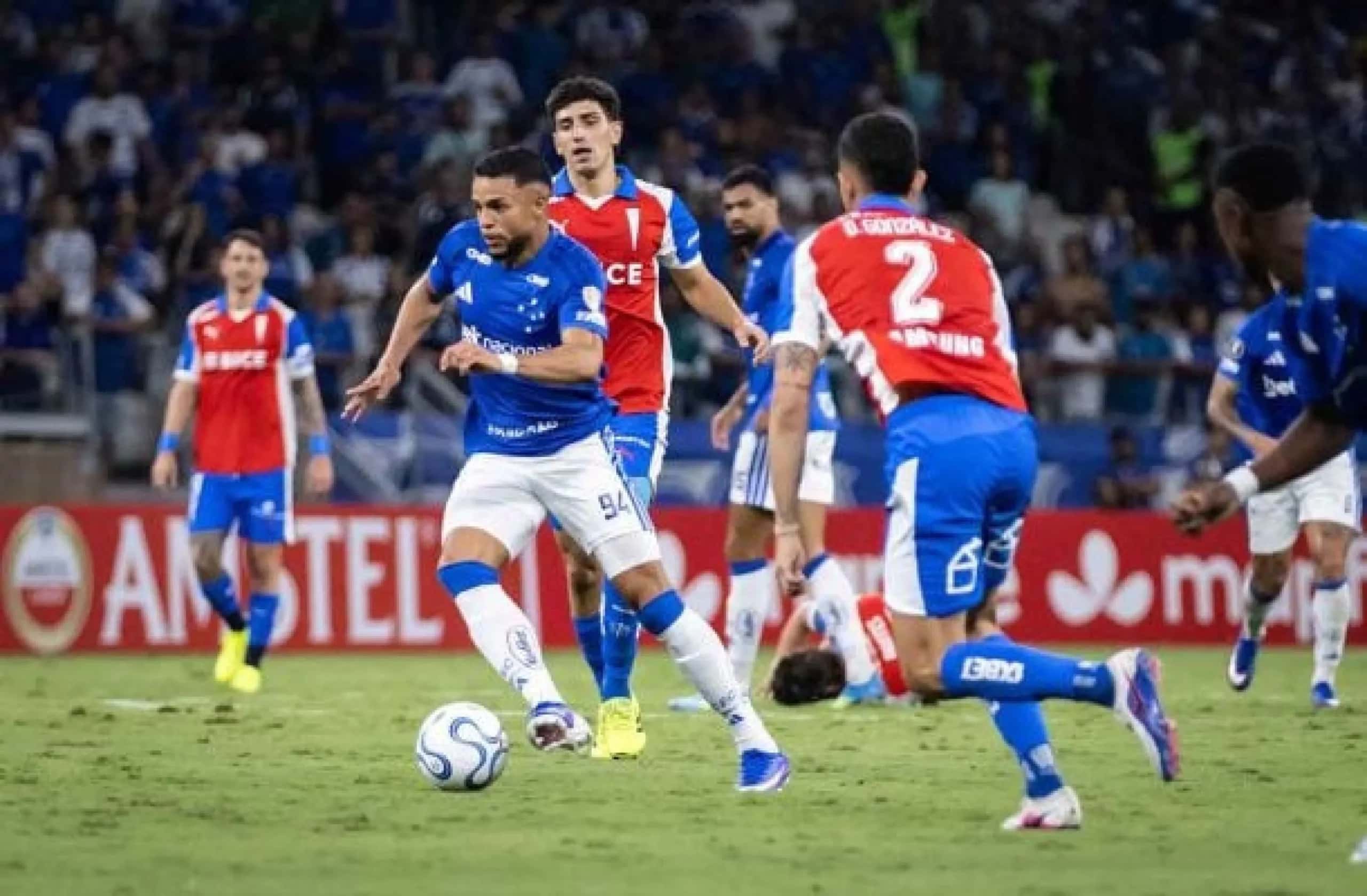 Cruzeiro leva gol nos acréscimos e perde para a Católica no Mineirão