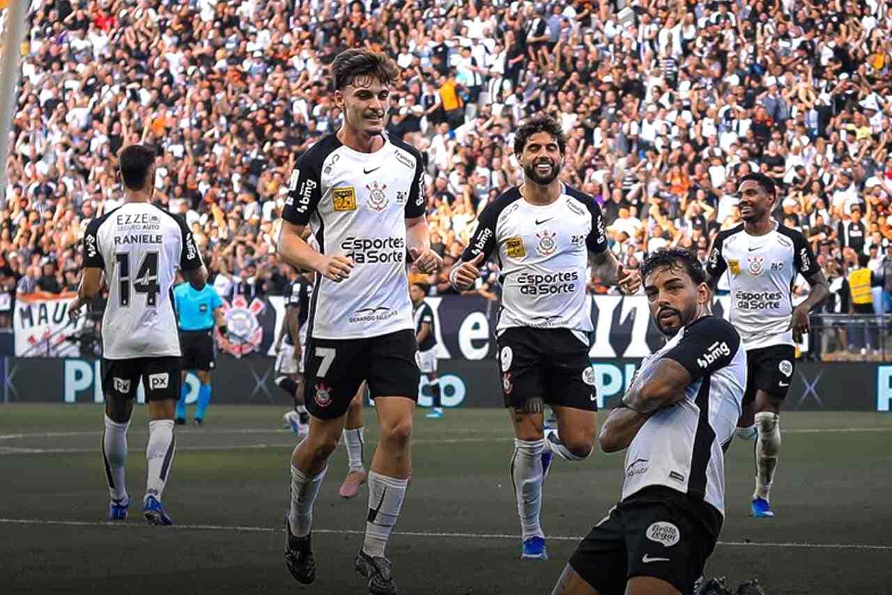 Corinthians supera expulsão, vence Vasco e deixa Z4 do Brasileirão