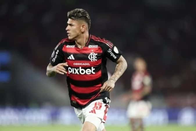 Organizada do Flamengo vai até a casa de Carrascal cobrar jogador