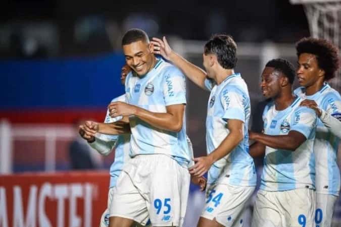 Grêmio vence Deportivo Riestra fora e assume liderança na Sul-Americana