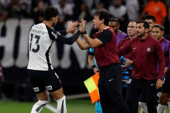 Corinthians faz melhor jogo sob comando de Diniz, domina Penãrol e mantém 100%
