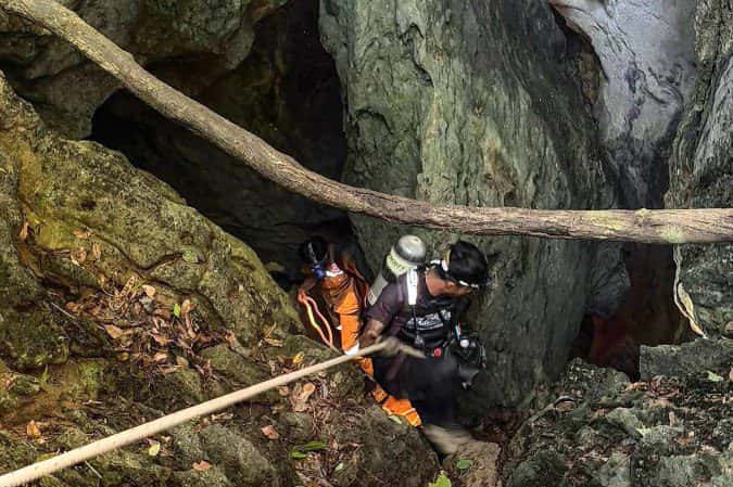 Socorristas resgatam cinco homens presos em caverna inundada no Laos