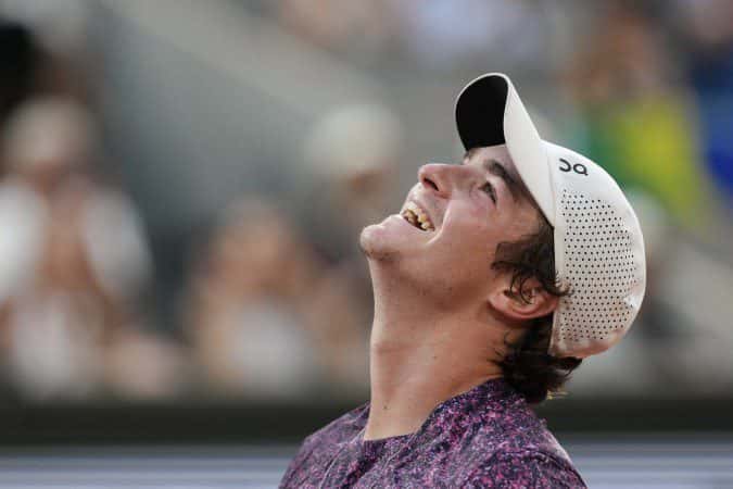 Em marca histórica, João Fonseca é o tenista mais jovem a vencer Djokovic