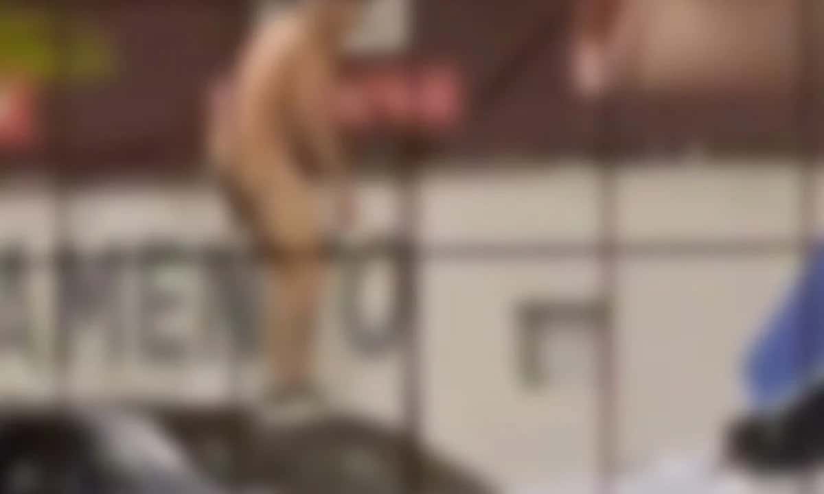 Homem nu pula sobre Corolla em avenida de MG e revela o motivo; veja vídeo