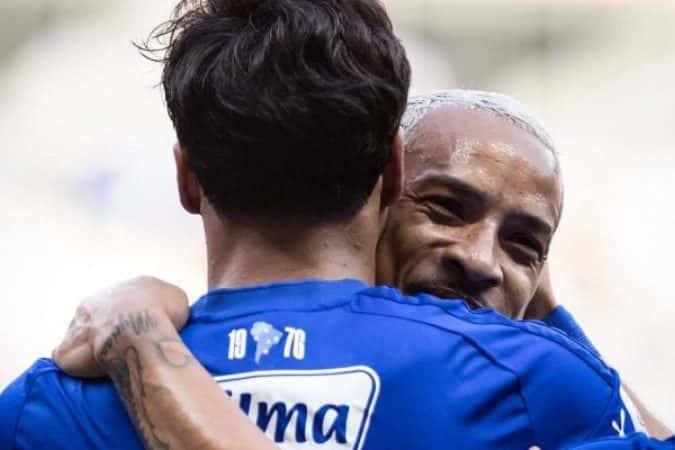 Cruzeiro sofre no fim, mas vence a Chape e engata sexto jogo sem derrota