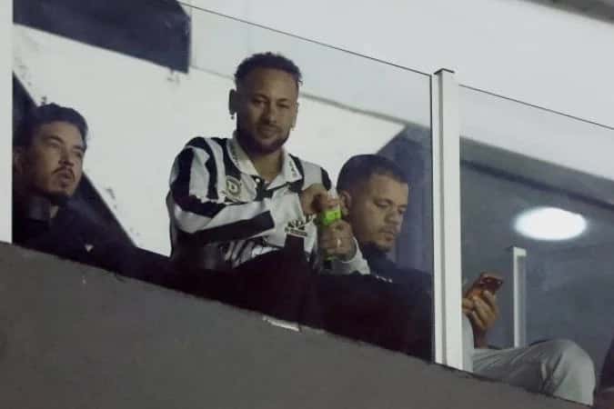 Neymar, do Santos, reage ao ser questionado sobre edema