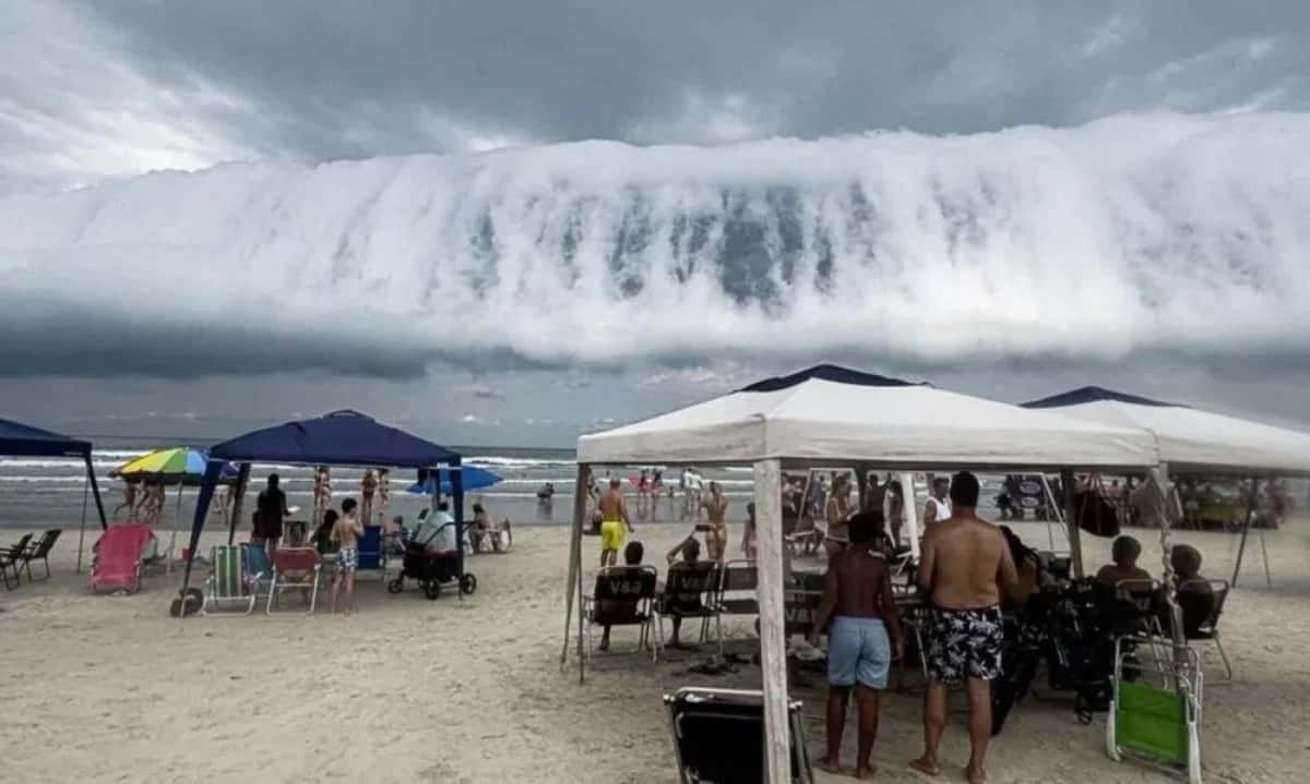 Nuvem em forma de tsunami impressiona banhistas no litoral paulista