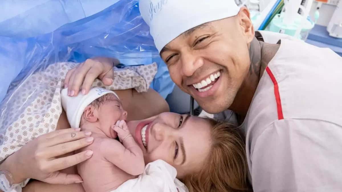 Lore Improta e Léo Santana revelam rosto do filho recém-nascido e emocionam fãs com fotos do parto
