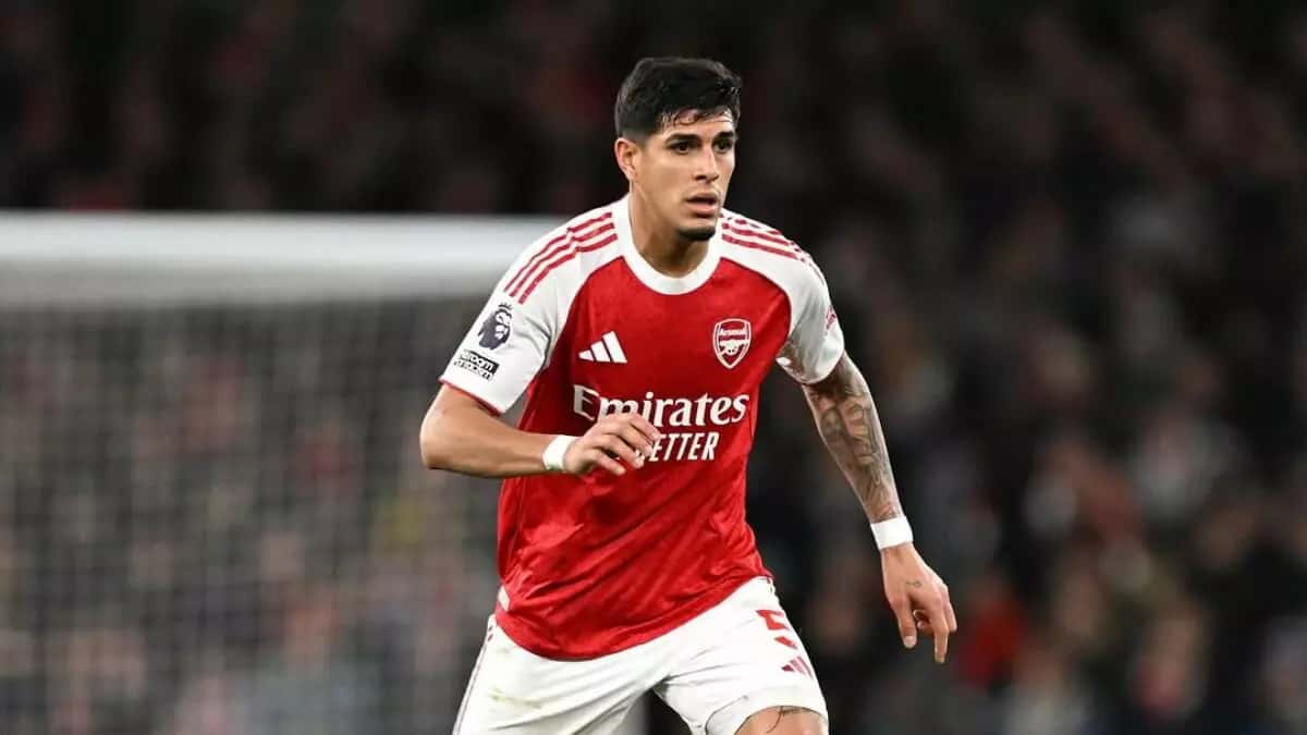Jogador do Arsenal protagoniza nude durante partida de futebol e vídeo vira assunto nas redes sociais