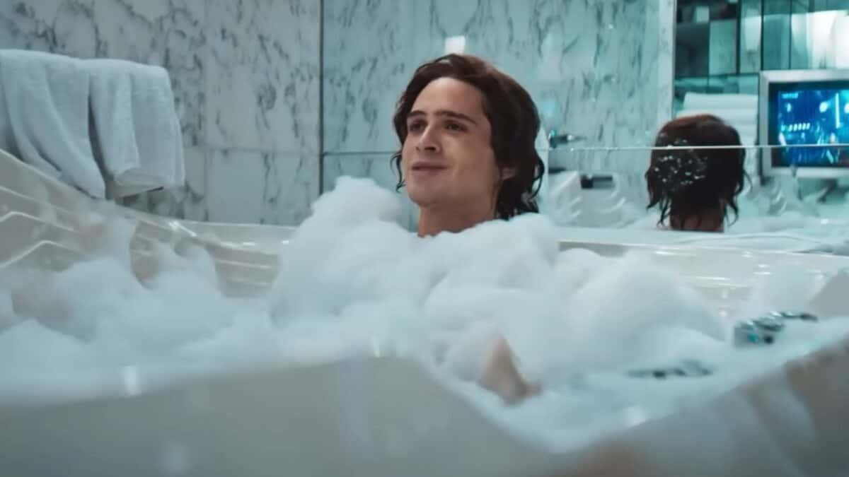 Cena de João Guilherme pelado no filme O Rei da Internet vira assunto nas redes sociais