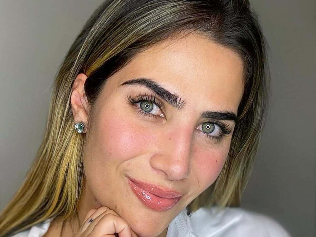 Filha de Leonardo coloca suas curvas poderosas para jogo em fotos de biquíni e provoca clima quente na web