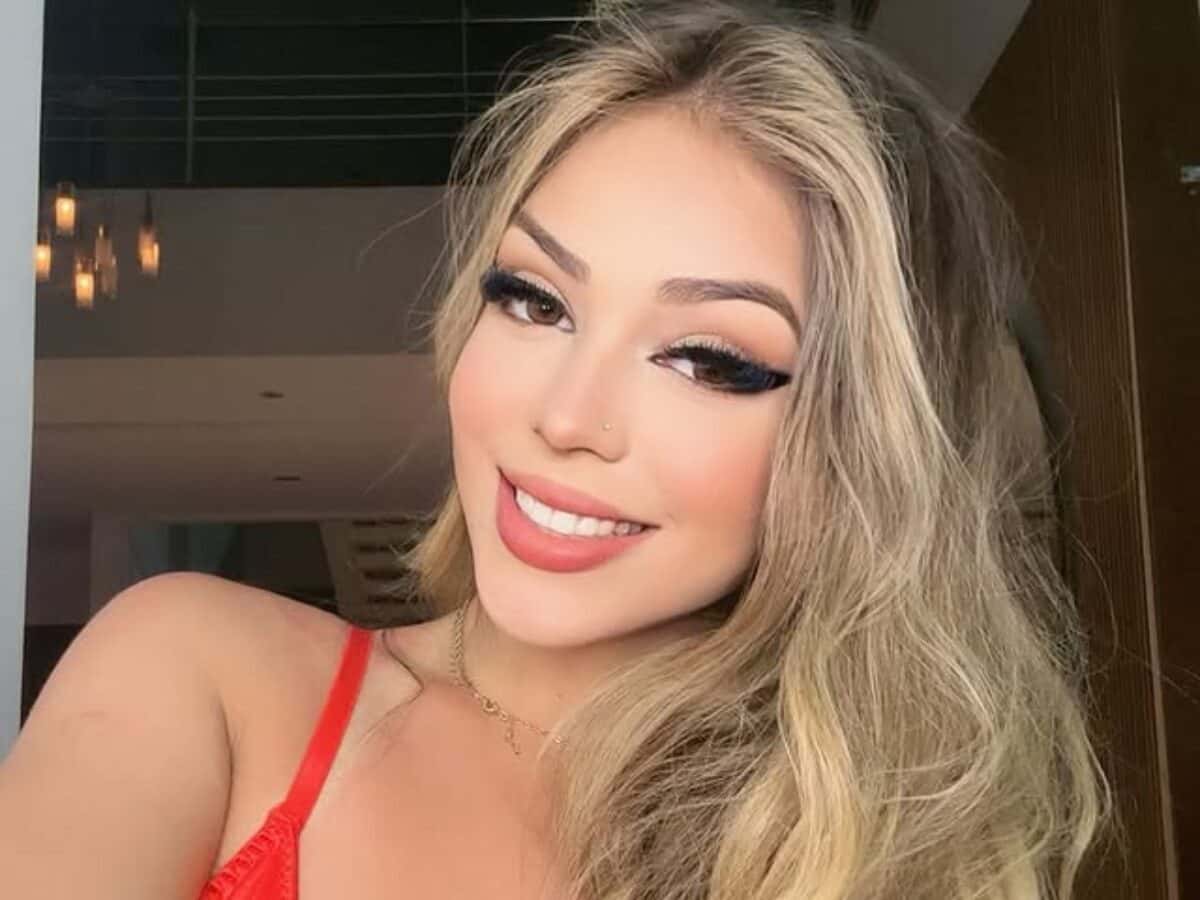 Melody rebola com biquíni de crochê e conquista elogios