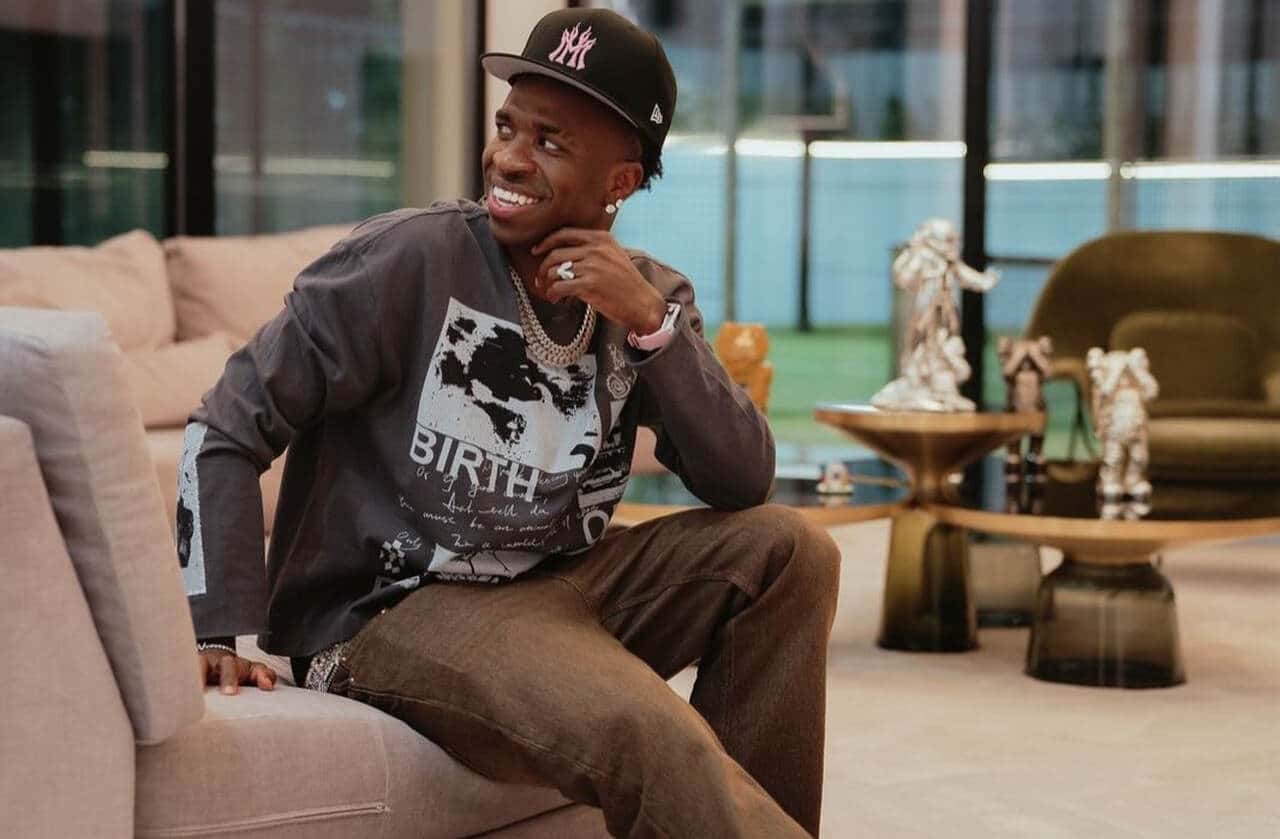 Antes da Copa, Vini Jr reúne amigos em mansão no Rio