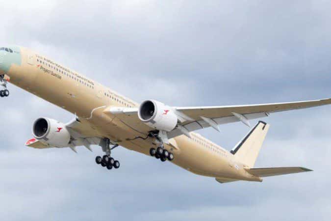 Avião que fará a rota comercial mais longa do mundo realiza primeiro voo de teste