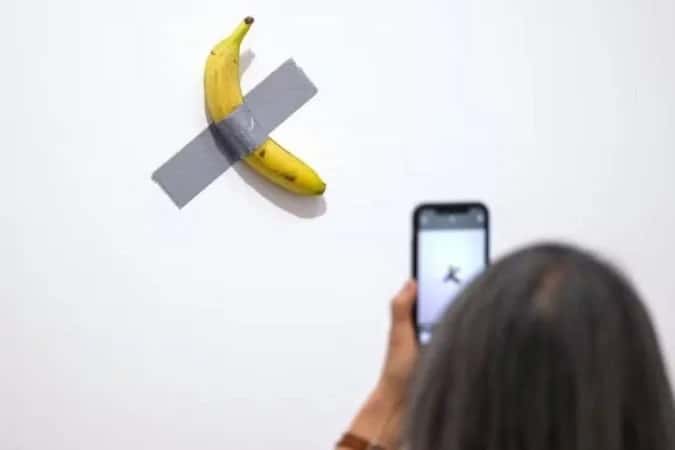 Obra de arte com banana avaliada em R$ 34 milhões é roubada em museu