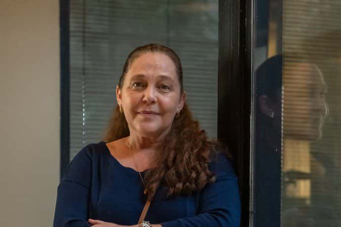 Com mais de 50 anos de carreira, Isabela Garcia mantém a doçura infantil