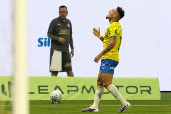 Paulinho decide, Palmeiras vence a Chapecoense e dispara no Brasileirão