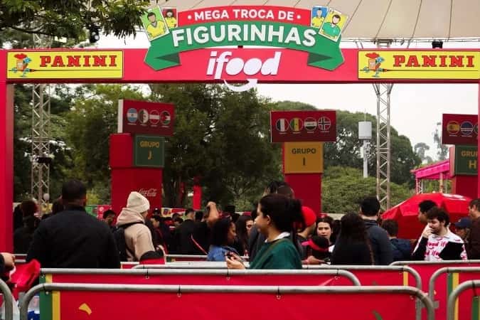 Recorde mundial de troca de figurinhas é batido em São Paulo