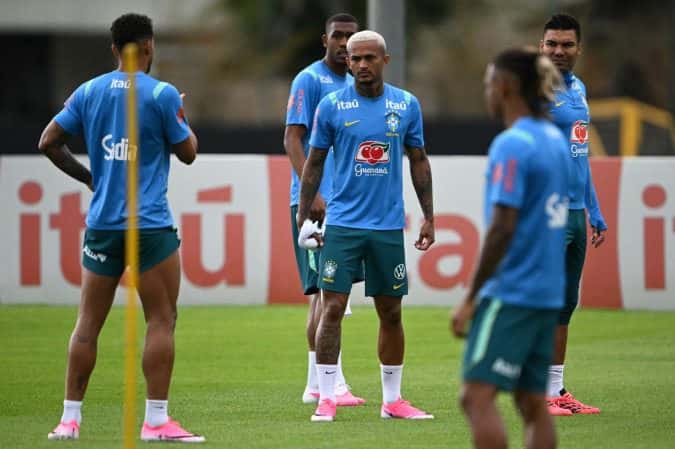 Wesley está fora da Copa. Carlo Ancelotti chama volante Éderson