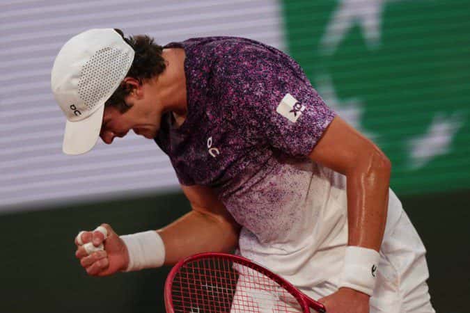 É do Brasil! João Fonseca vence o norueguês Casper Ruud em Roland Garros