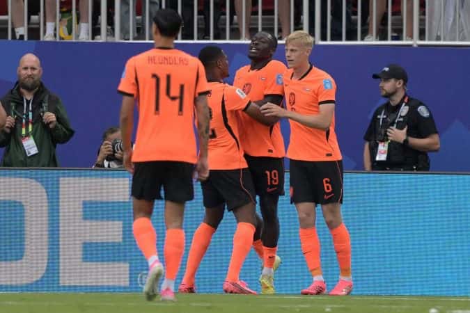 Holanda vence Tunísia por 3 x 1 e avança ao mata-mata em primeiro