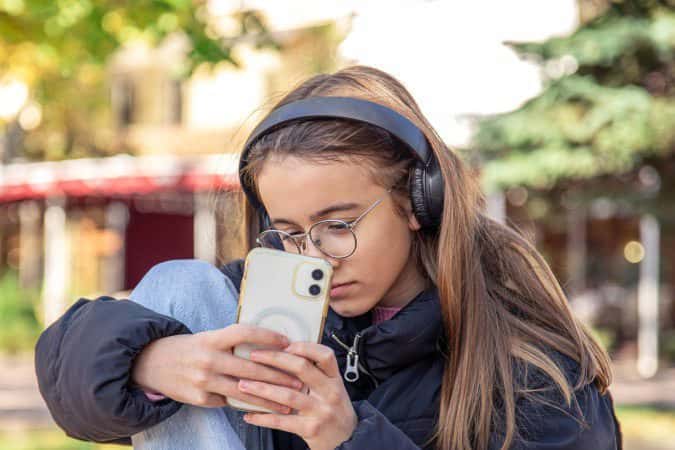 Uso sem limites de redes sociais prejudica adolescentes