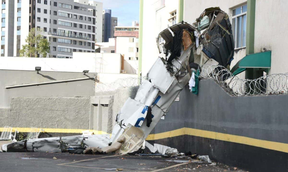 Avião que caiu em prédio: moradores se organizam em busca de indenização
