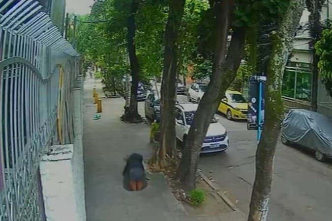 Mulher cai em bueiro e é salva por mototaxista; veja vídeo