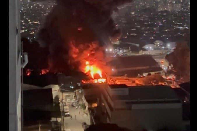 Incêndio atinge edifício comercial em Guarulhos, na Grande São Paulo