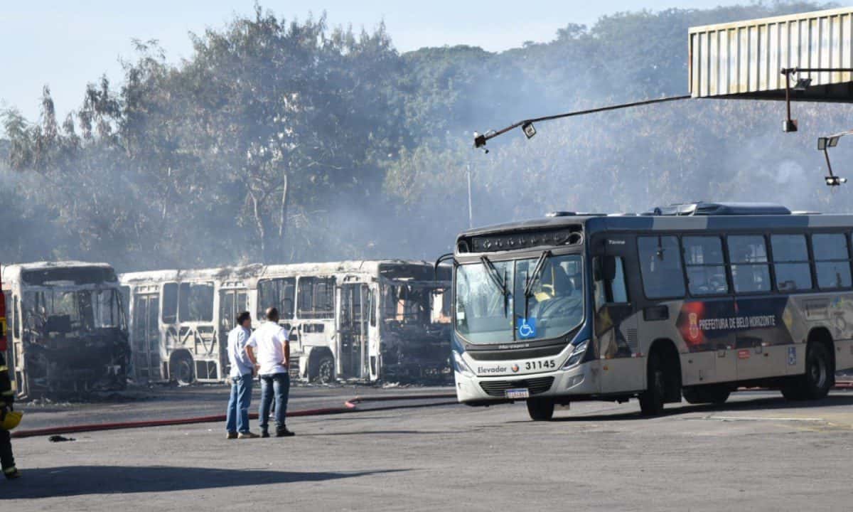 Sindicato estima prejuízo de R$ 21 milhões após incêndio em 27 ônibus