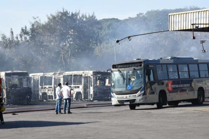 Incêndio destrói 27 ônibus em garagem na Região Noroeste de BH