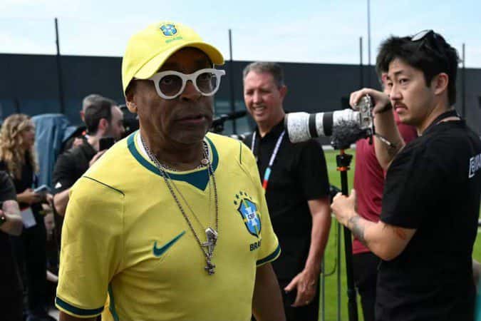 Spike Lee aparece de surpresa no treino da Seleção e aponta jogador preferido
