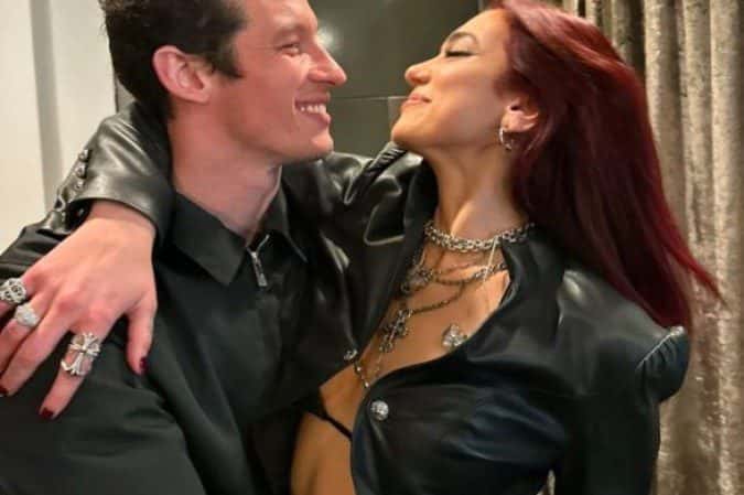 História de amor entre Callum Turner e Dua Lipa começou com um livro