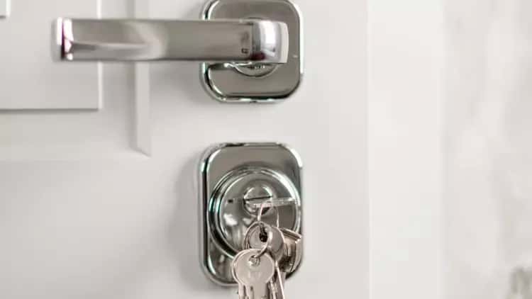 O que quase ninguém percebe ao deixar a chave na porta de casa
