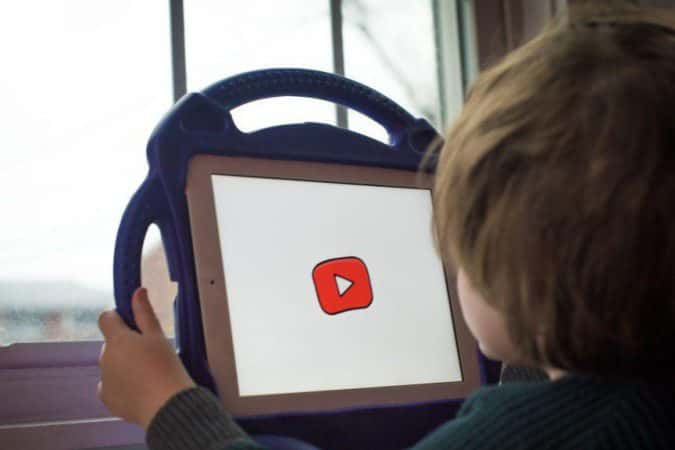 A invasão de vídeos feitos com IA para ‘hipnotizar’ crianças no YouTube: ‘Pode impactar pelo resto da vida’