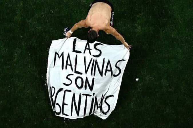 Argentina pode ser punida pela Fifa por faixa sobre Malvinas após vitória sobre a Inglaterra