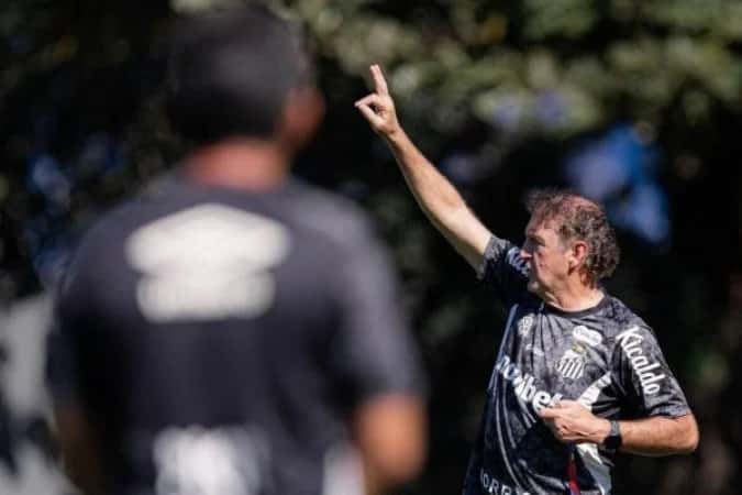 Cuca tem desfalques no Santos na semana da volta do Brasileirão