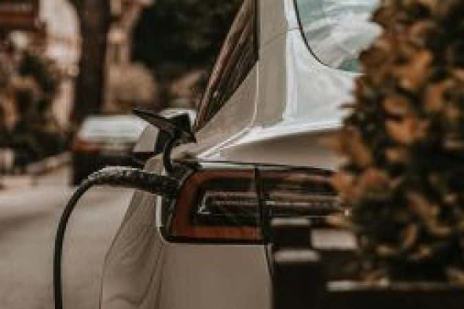 Carregar carro elétrico em casa? Saiba os riscos e como se proteger