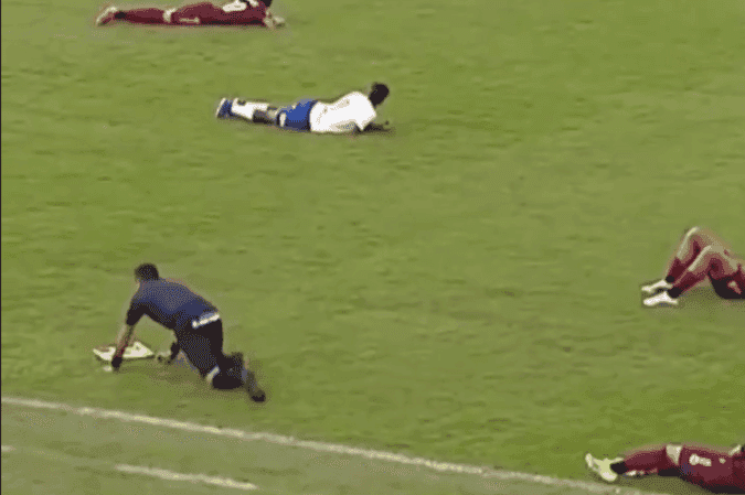 Vídeo: Enxame de abelhas invade campo e paralisa jogo de futebol na Bahia